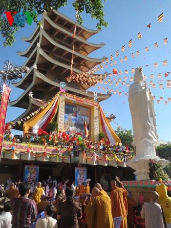 Các địa phương tiếp tục tổ chức Đại lễ Phật đản 2014  - ảnh 1